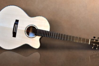 Peggy White luthier guitar
