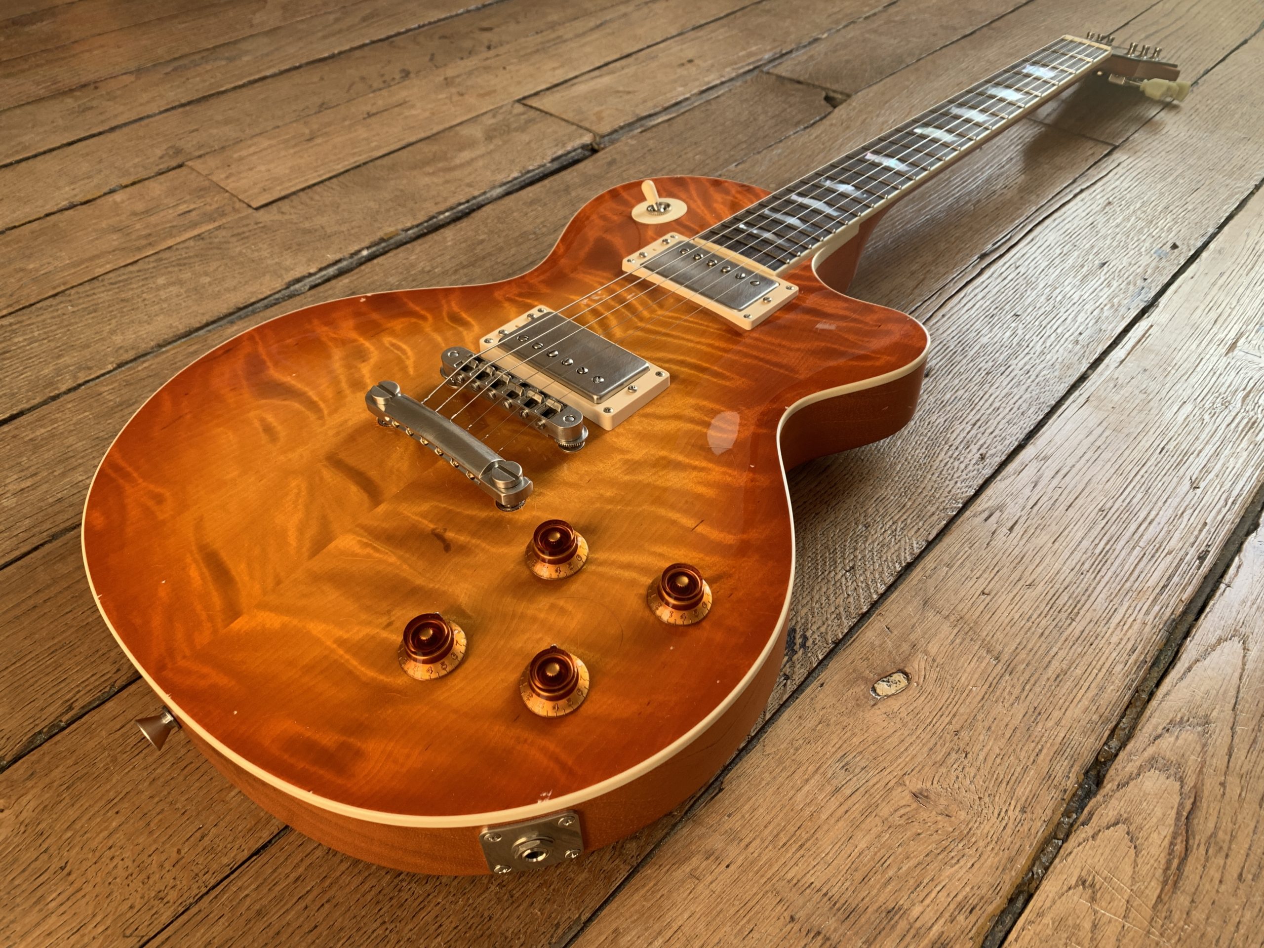 Unicorn Classic Ruokangas, a super high-end Les Paul type luthier's guitar