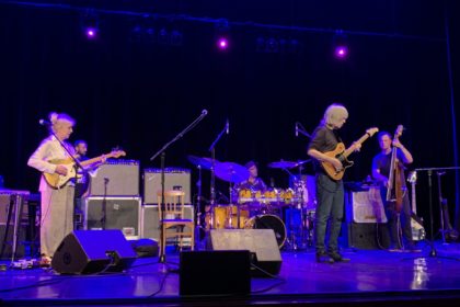 Mike Stern in top form: report, interviews, sound check and concert excerpts