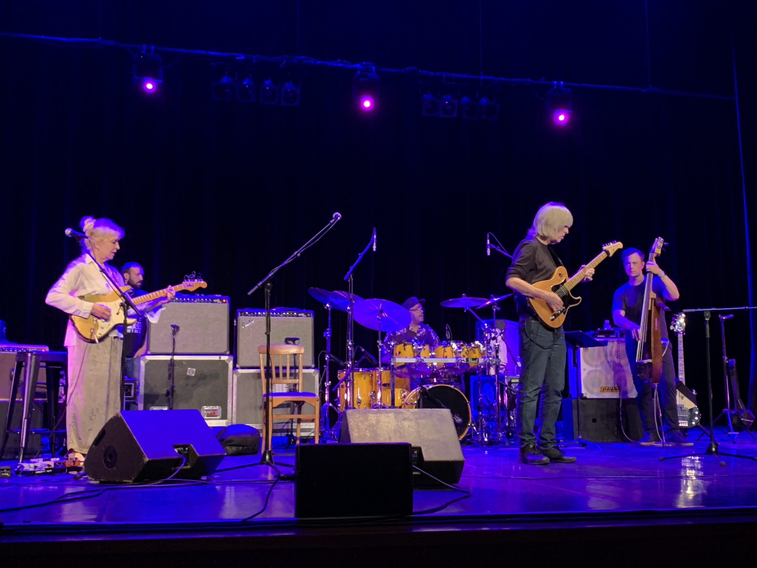 Mike Stern in top form: report, interviews, sound check and concert excerpts